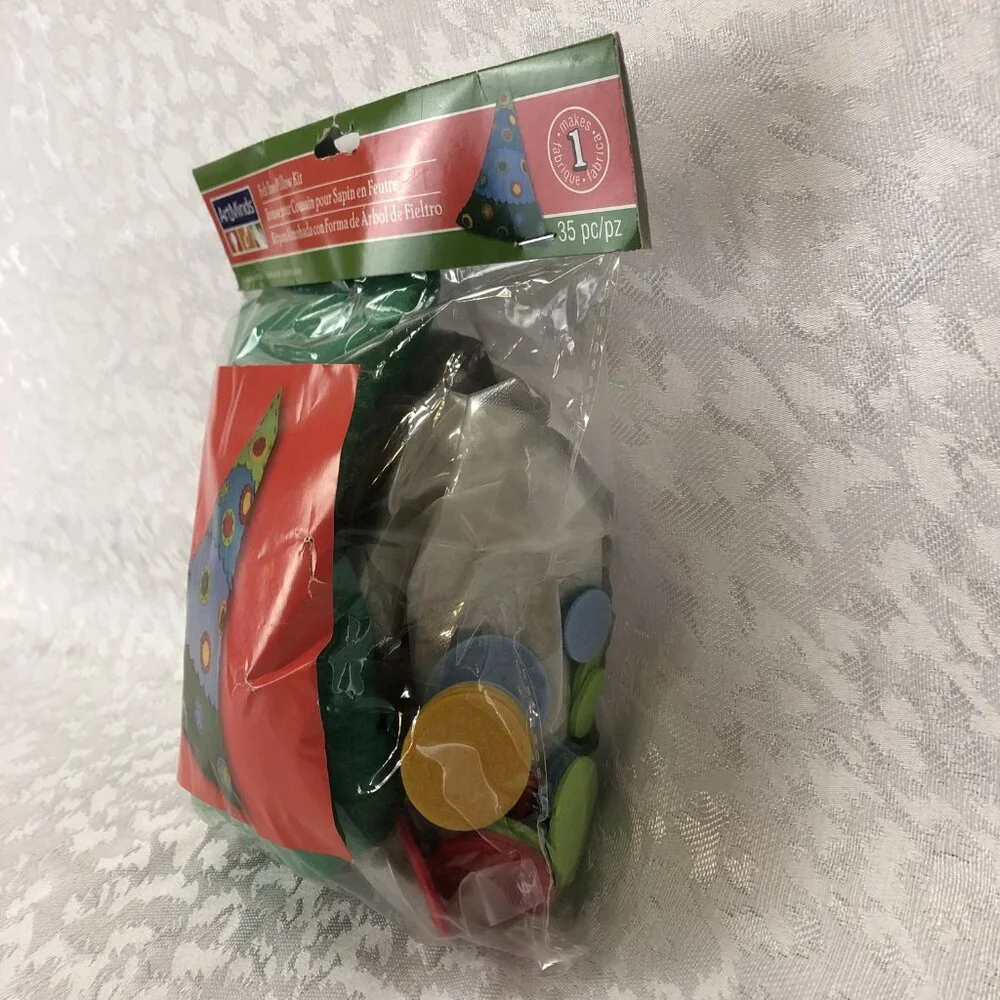 ArtMinds Felt Christmas Tree Pillow Applique Kit 35 pc Whimsical DIY Craft NWT